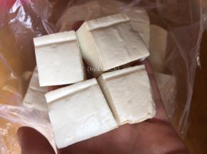 豆腐切成小块
