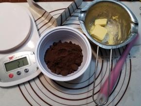 首先制作饼干底，奥利奥饼干或者直接买奥利奥饼干碎都可以，用料理机打碎。