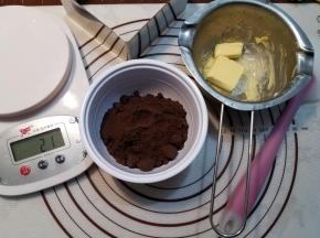 首先制作饼干底，奥利奥饼干或者直接买奥利奥饼干碎都可以，用料理机打碎。