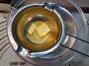 黄油隔水软化成液体。
