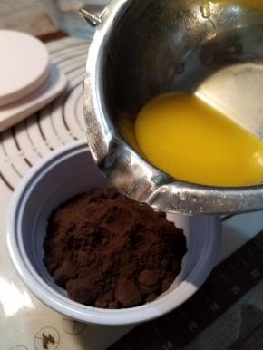 倒入饼干碎中，搅匀。