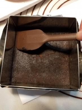 用刮刀压平，然后放入冰箱冷藏凝固。