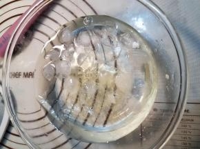 准备开始制作慕斯糊，先把吉利丁切小块，放入冰水中软化。