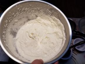 再把慕斯糊的材料称量好，淡奶油加白砂糖直接打发到纹路不消失的状态。