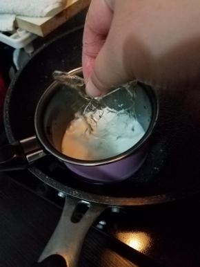 牛奶隔水加热，关火后，加入软化的吉利丁片，利用余热融化搅拌均匀。