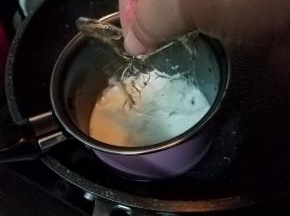 牛奶隔水加热，关火后，加入软化的吉利丁片，利用余热融化搅拌均匀。