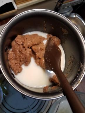 然后把栗子泥加入牛奶中，搅匀，再加入朗姆酒，再次搅匀。