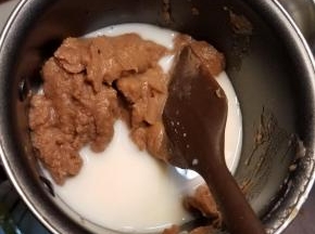 然后把栗子泥加入牛奶中，搅匀，再加入朗姆酒，再次搅匀。