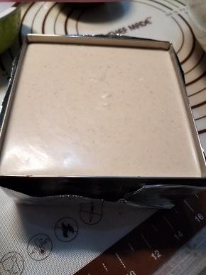 取出凝固好的饼干底，把慕斯糊倒入，摊平，放入冰箱凝固。