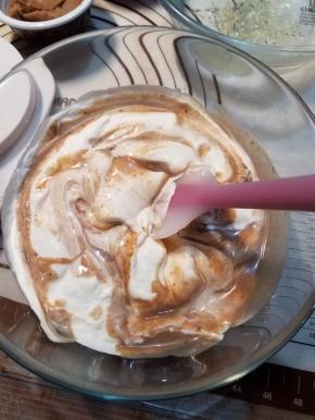 这个时候，把打发好的淡奶油加入，拌匀，我们的慕斯糊就可以了。