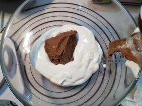 最后做表面的装饰，淡奶油打发，这个可以跟做慕斯糊的时候一起打发好，然后用打发好的淡奶油跟栗子泥，还有玉米淀粉一起搅拌均匀。