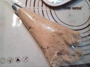 然后准备一个裱花袋，装入圆形的裱花嘴，把准备好的栗子奶油装入。