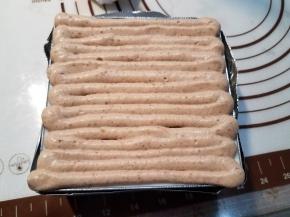 取出凝固好的蛋糕，在表面挤上一层栗子奶油。