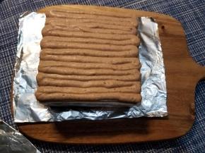 准备好一块热毛巾，包住慕斯圈，让慕斯圈的温度提高，然后就可以轻松脱模了。