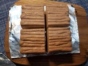 然后把刀加热一下，把蛋糕切成四份。