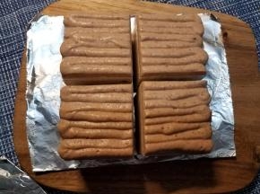 然后把刀加热一下，把蛋糕切成四份。