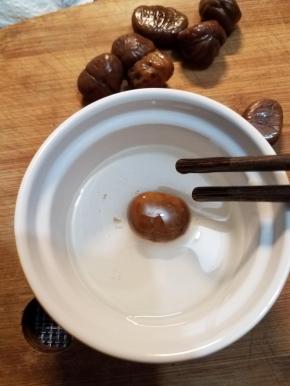 再把准备的熟栗子放到蜂蜜里面滚一下。