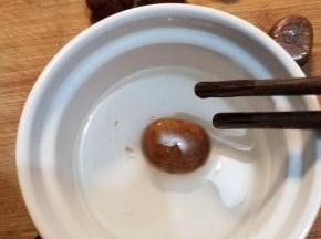 再把准备的熟栗子放到蜂蜜里面滚一下。