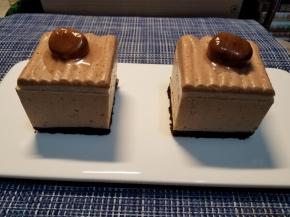 摆在蛋糕表面装饰一下，我们美美哒的栗香慕斯蛋糕就完成了。