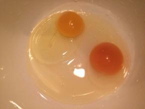 先将草鸡蛋打进碗里