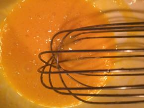 用手抽打蛋器打发，打至提起来无粘连即可