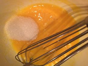 加入细砂糖和盐