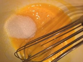 加入细砂糖和盐