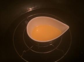 再用手抽打蛋器一起搅拌均匀 黄油放进碗里，坐热水软化黄油至液体