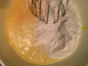 放入拌合的低筋面粉和生粉，拌匀