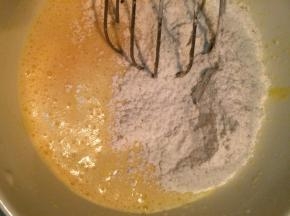 放入拌合的低筋面粉和生粉，拌匀