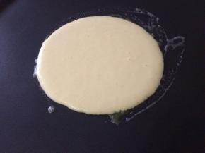 预热煎饼神器，如果要快速的摊好一张饼请开至最大档，不用担心会煎，完全不担心，并在上面放上黄油块，倒入两勺面糊