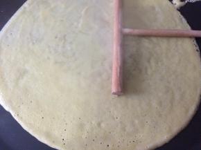 慢慢的摊成圆形，话说这个煎饼神器赠送的工具很好用啊