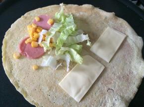 约两分钟后，上面摆上准备好的食材，煎一会