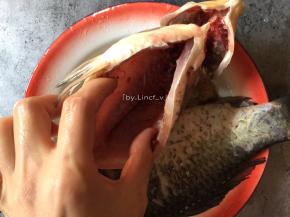 将鱼去除内脏、鱼鳞，洗净待用（鱼肚内壁黑膜刮洗干净）
