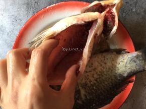 将鱼去除内脏、鱼鳞，洗净待用（鱼肚内壁黑膜刮洗干净）