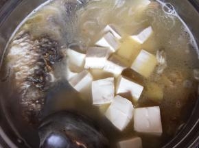 放入汤中一起煲煮至汤水发白
