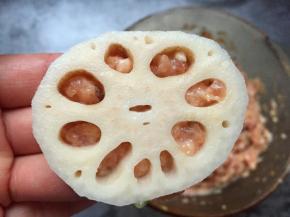 另一片藕盖上去稍微压紧一点。将所有的藕盒做好备用。