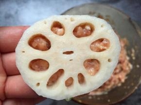 另一片藕盖上去稍微压紧一点。将所有的藕盒做好备用。