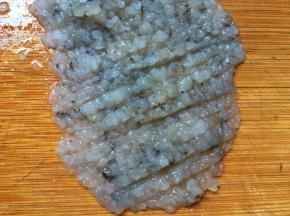 将虾剁成泥。
