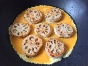 蛋液要从空隙的地方倒下去，不要倒在藕盒上了。