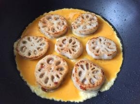 蛋液要从空隙的地方倒下去，不要倒在藕盒上了。