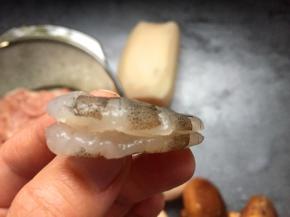 虾去头、去壳、开背抽线，洗净。