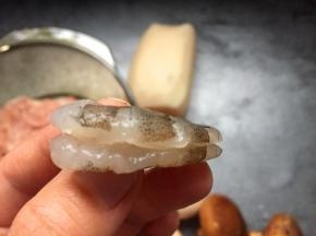 虾去头、去壳、开背抽线，洗净。