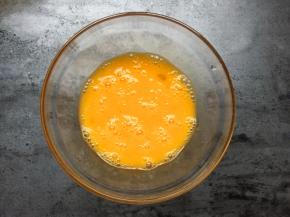 另外两个鸡蛋打散备用。