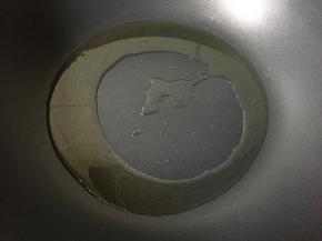 热锅倒油烧至八成热。