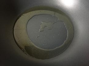 热锅倒油烧至八成热。