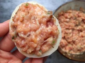 在一片藕表面均匀填上一层肉馅。