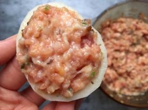 在一片藕表面均匀填上一层肉馅。