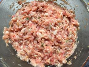 拌好的肉馅如图。