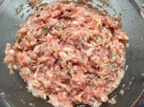 拌好的肉馅如图。